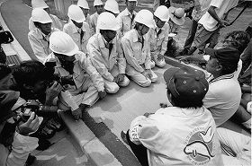 那覇防衛施設局職員が座り込み現場に説得にやってくるがいつも、逆に説得されて帰って行く