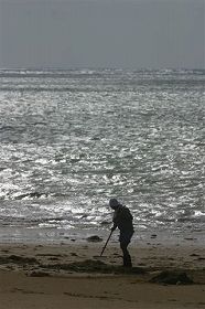 辺野古の浜を掃除する与那覇さん