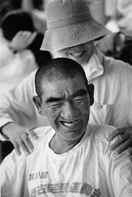 肩もみをして貰って大喜びの島袋トシヒサさん